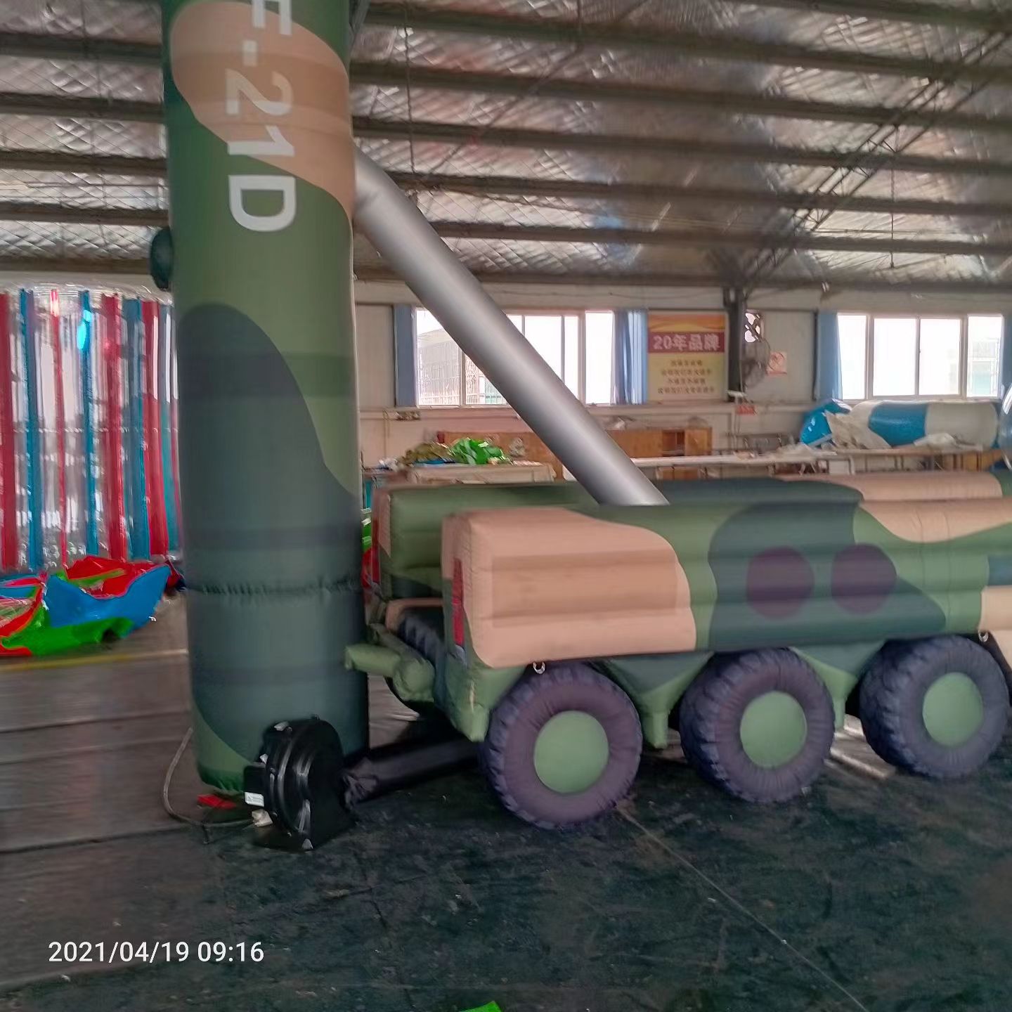 冕宁军事演习中的充气目标车辆：模拟发射车雷达车坦克飞机